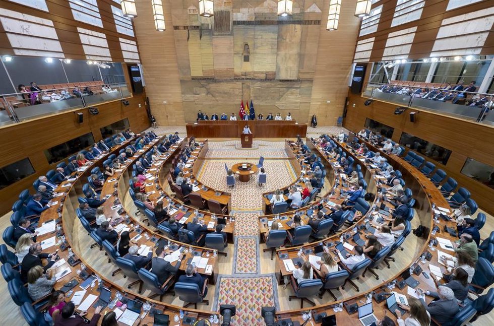 Archivo - La presidenta de la Comunidad de Madrid, Isabel Díaz Ayuso (c), interviene durante el Debate sobre el Estado de la Región, en la Asamblea de Madrid, a 11 de septiembre de 2025, en Madrid (España).