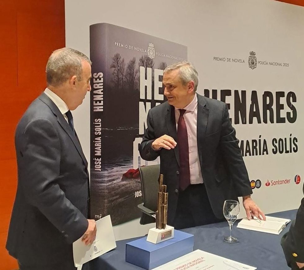José María Solís es jefe de servicio en la Dirección General de Servicios Sociales y Atención a la Discapacidad del Ayuntamiento de Madrid y también el ganador de la VIII edición del Premio de Policía Nacional por su novela negra 'Henares'.