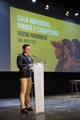 El Teatro de Invierno acogió anoche la gala de entrega de los reconocimientos que se conceden a personas destacadas en el ámbito social, marino y agrario del municipio