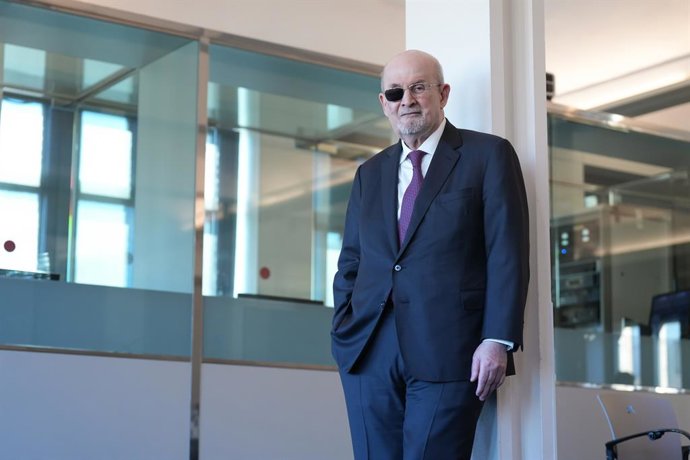 L'escriptor Salman Rushdie durant una entrevista per Europa Press, a 21 de novembre de 2025, a Barcelona (Espanya).