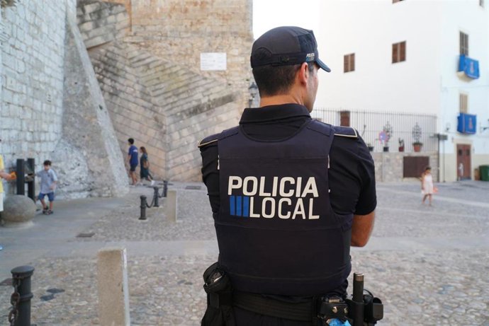 Archivo - Agente de la Policía Local de Ibiza