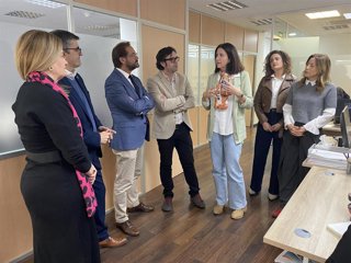 El delegado del Gobierno andaluz en Granada, Antonio Granados, durante la visita a la unidad provincial gestionada por Engloba.