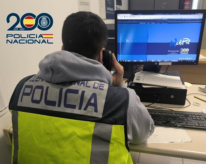 Un agente de la Policía Nacional investigación, internet.