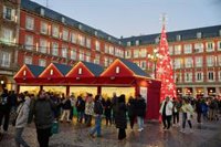 La tradición de los mercadillos navideños inunda la capital con luces, puestos y pistas de patinaje