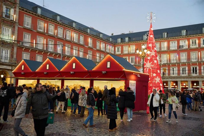 Archivo - Varias personas en el mercadillo navideño de la Plaza Mayor, a 19 de diciembre de 2024, en Madrid (España). 