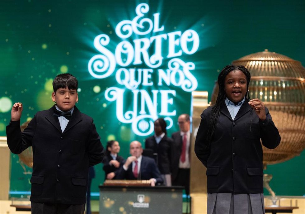 Archivo - Yesica Paola Valencia y Francisco Moreno cantan el segundo premio, el número 58303, durante el Sorteo Extraordinario de la Lotería de Navidad 2023 en el Teatro Real de Madrid, a 22 de diciembre de 2023, en Madrid (España).
