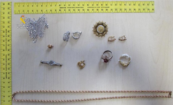 Dos detenidos en Alzira por robar dinero y joyas forzando la cerradura de una casa