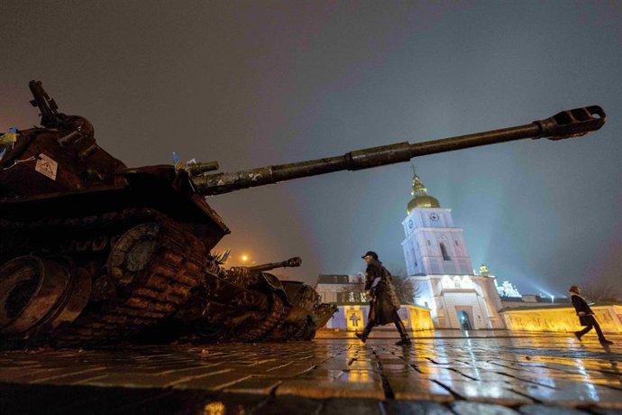 Imagen de archivo de los restos de un tanque ruso en Kiev 