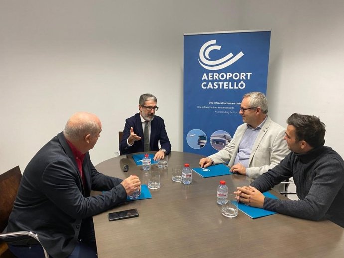 El aeropuerto de Castellón aborda con el sector turístico el lanzamiento de las rutas de Manchester y Bolonia en 2026