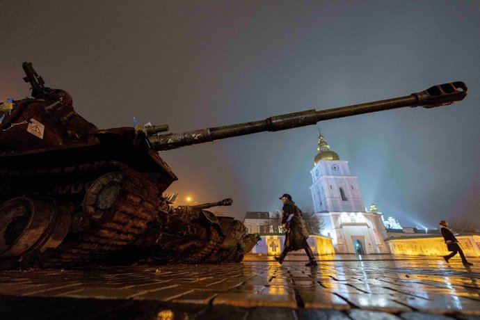 November 20, 2025, Kyiv, Ukraine: People walk past destroyed Russian tanks and equipment and destroyed Ukrainian civilian vehicles are displayed on Mykhailivska square in Kyiv.