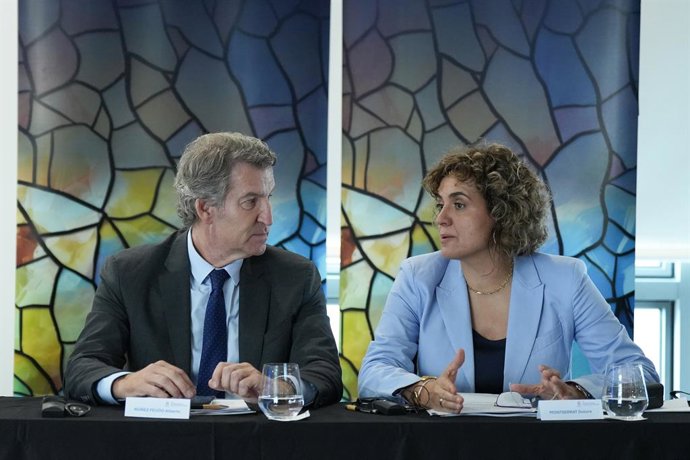 Archivo - Arquivo - O Presidente do Partido Popular, Alberto Núñez Feijóo, e a Secretária Geral do Partido Popular Europeu, Dolors Monserrat, durante uma reunião organizada pelo Partido Popular Europeu, no Hotel Eurostars Grand Marina, em 2 de outubro de 