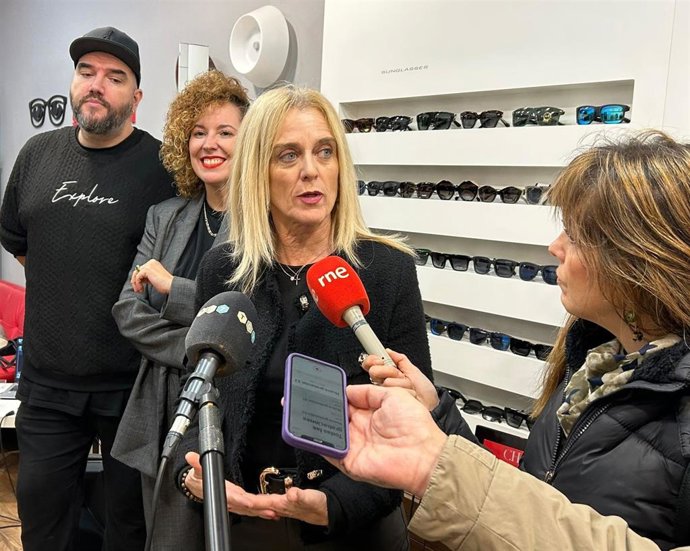 Archivo - Imagen de archivo de la concejala de Comercio de Granada, Elisa Campoy, atiende a los medios.