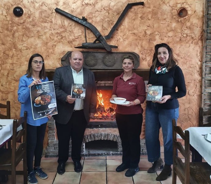 El alcalde del municipio, Jose Robles, y la concejal de Turismo, Elisabeth García Calvente , en las VI Jornadas del Guiso y la Cuchara dedicada a sabores tradicionales.