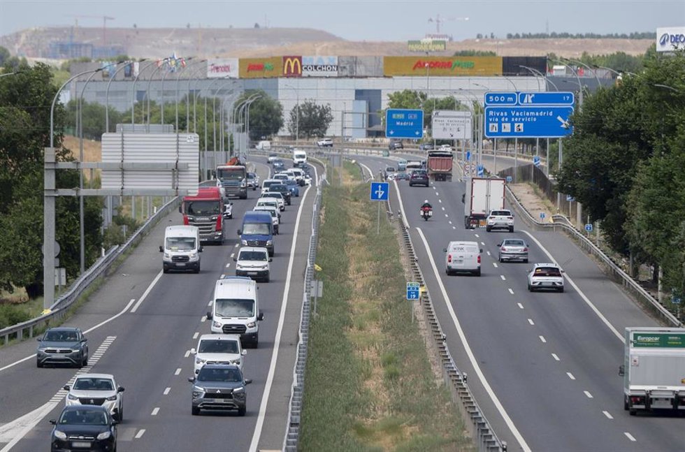 Archivo - Varios vehículos en la A3, a 24 de julio de 2025, en Madrid (España). La Dirección General de Tráfico establece un dispositivo especial ante los 6,5 millones de desplazamientos previstos por carretera durante el puente de Santiago.