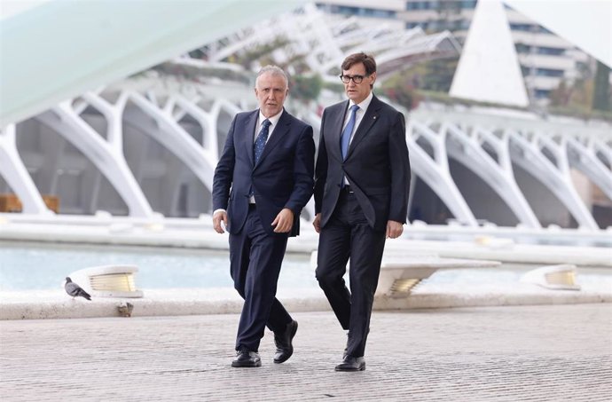 El ministro de Política Territorial y Memoria Democrática, Ángel Víctor Torres (i) y el presidente de la Generalitat, Salvador Illa (d), a sus llegadas al homenaje a las víctimas de la dana, en Valencia. 
