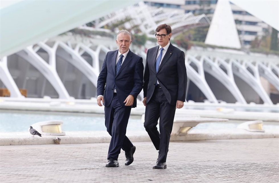 El ministro de Política Territorial y Memoria Democrática, Ángel Víctor Torres (i) y el presidente de la Generalitat, Salvador Illa (d), a sus llegadas al homenaje a las víctimas de la dana, en Valencia.