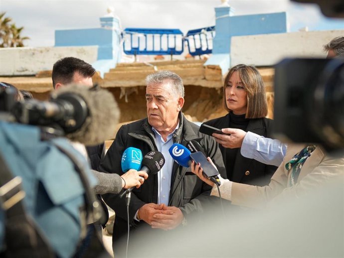 El alcalde de Almonte (Huelva), Francisco Bella, atendiendo a los medios.