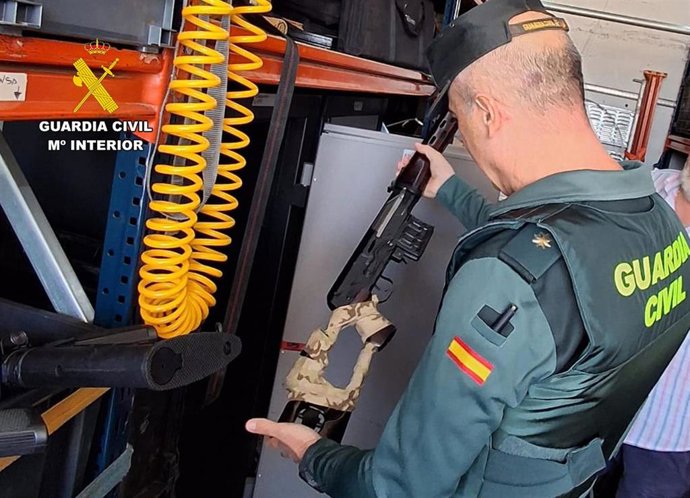 Un agente inspecciona armas y pirotecnia del rodaje de F.A.S.T