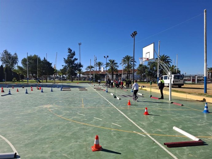 Un circuito de educación vial montado por la Policía Local en un centro escolar con ocasión de una campaña municipal.