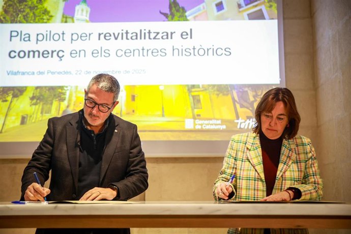 Los consellers de Empresa y Territorio, Miquel Sàmper y Sílvia Paneque, en la firma del plan piloto para revitalizar el comercio de centros históricos