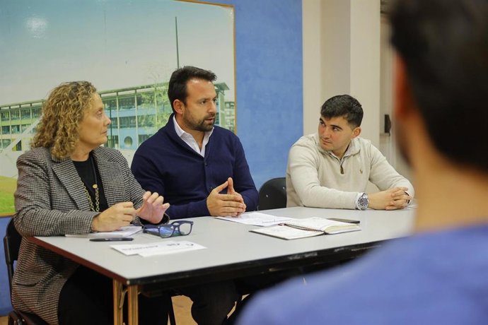 La secretaria general del PP de Asturias, Beatriz Llaneza, el presidente del partido, Álvaro Queipo, y el portavoz de Corvera, Alejandro Méndez, durante la última reunión comarcal celebrada en el concejo.