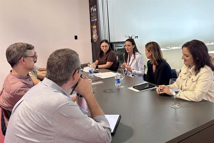 Archivo - La consejera de Turismo, Cultura, Juventud y Deportes, Carmen Conesa, y la directora de Competitividad y Calidad Turísticas, Eva Reverte, en la reunión en la que se anunciaron las ayudas para alojamientos turísticos en bodegas.