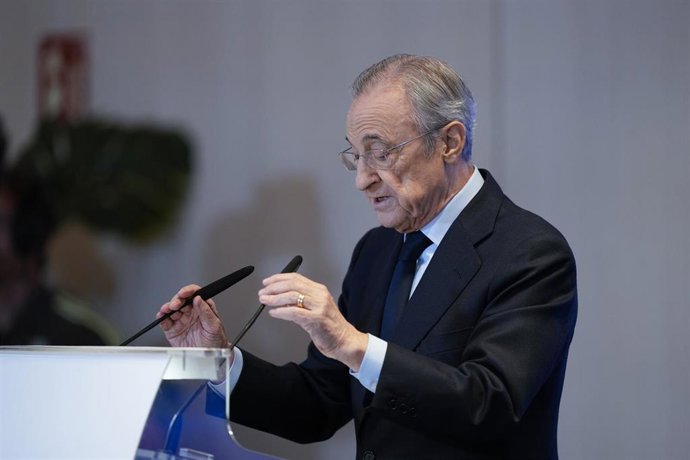 El presidente del Real Madrid, Florentino Perez, en la entrega de la Bota de Oro 2024-25 al delantero francés Kylian Mbappé. 
