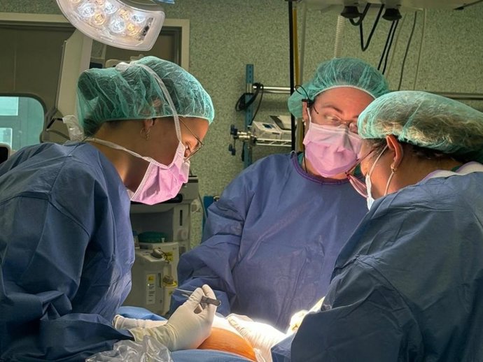 Imagen de una operación con RIO realizada esta semana en el Hospital Universitario Miguel Servet de Zaragoza.