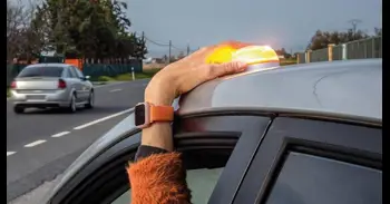 Cantabria da consejos sobre la baliza V16, obligatoria para la señalización de vehículos inmovilizados a partir de enero