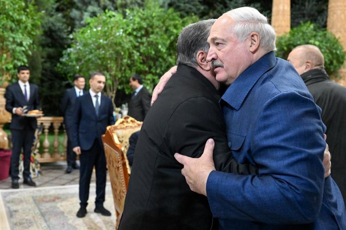 Archivo - TAJIQUISTÃO, DUSHANBE - 9 de outubro de 2025: O presidente da Bielorrússia, Alexander Lukashenko (à direita), participa de um almoço informal para os chefes de Estado que participam da 2ª Cúpula Rússia-Ásia Central no Jardim Botânico da Academia