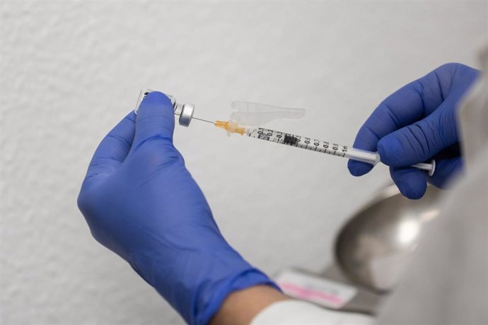 Archivo - Archivo.- Una sanitaria prepara un vial de una vacuna