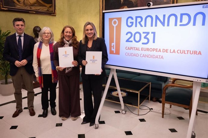 La alcaldesa de Granada, Marifrán Carazo, en la firma de adhesión de la Asociación de Mujeres Gitanas Romi a la candidatura de Granada a Capital Europea de la Cultura 2031.