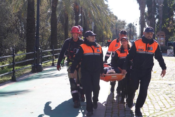 Voluntarios de Protección Civil participan en un simulacro de búsqueda de persona desaparecida en la ribera del Guadalquivir, en el término municipal de San Juan