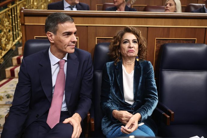 El presidente del Gobierno, Pedro Sánchez, y la vicepresidenta primera y ministra de Hacienda, María Jesús Montero, durante una sesión de control al Gobierno, en el Congreso de los Diputados, a 19 de noviembre de 2025, en Madrid (España). El Gobierno se e