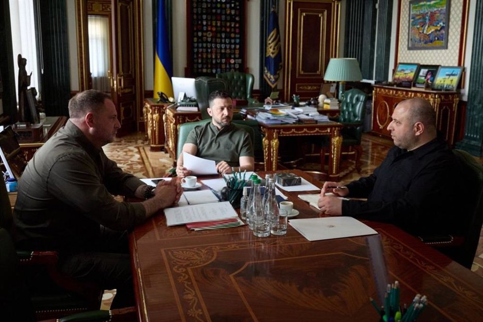 Archivo - Volodimir Zelenski (centro), con el secretario del Consejo de Seguridad Nacional y Defensa de Ucrania, Rustem Umerov (derecha) y el jefe de la Oficina de Presidencia, Andriy Yermak (izquierda)