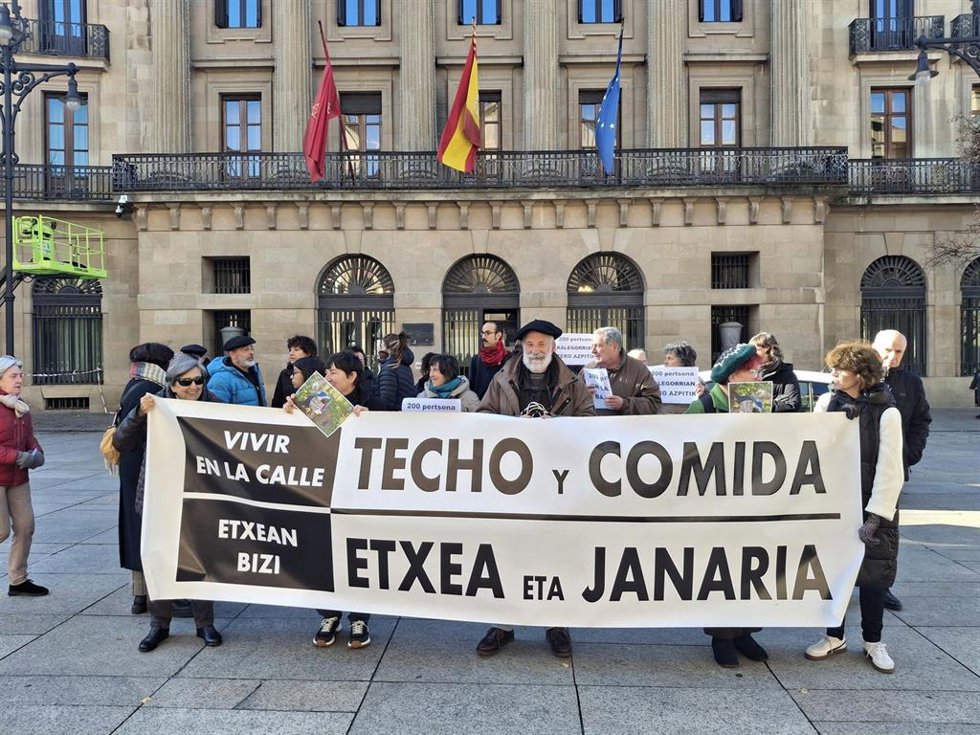 Concentración frente al Palacio de Navarra en protesta por la situación de las personas sin techo.
