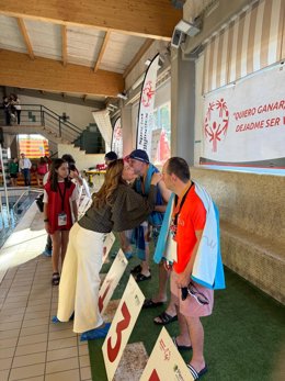 La alcaldesa de Zaragoza, Natalia Chueca, entrega las medallas de una de las pruebas del campeonato autonómico de natación organizado por Special Olympics y que reúne a 130 deportistas en el Stadium Casablanca.