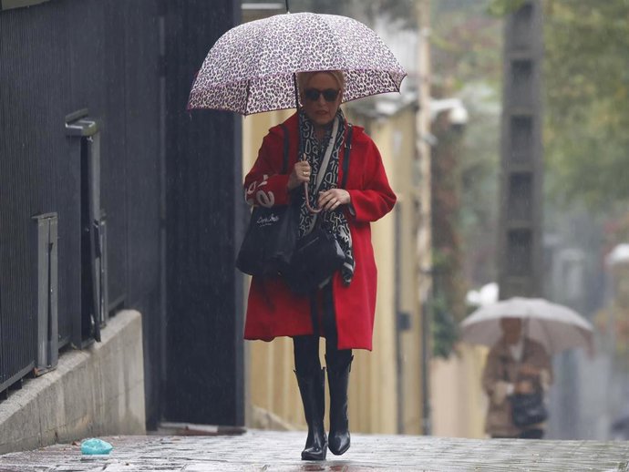 Lydia Lozano, más seria que nunca, permanece al lado de su marido Charly durante su ingreso hospitalario