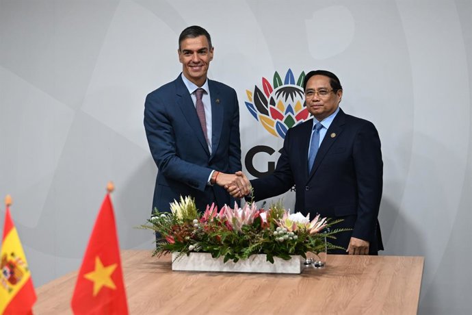 O Presidente do Governo, Pedro Sánchez (à esquerda), durante sua participação na cúpula do G20, em 22 de novembro de 2025, em Joanesburgo (África do Sul). Cerca de quarenta líderes, incluindo os do G20 (um grupo de países desenvolvidos e emergentes) e paí