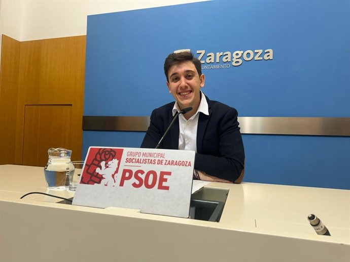 Archivo - El concejal socialista en el Ayuntamiento de Zaragoza, Guillermo Ortiz,  en la sala de prensa del Ayuntamiento.