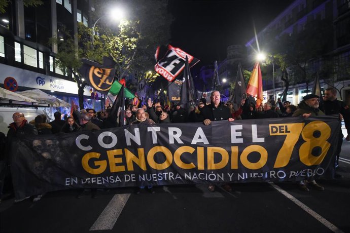 Un grupo de falangistas durante una manifestación para conmemorar el 20-N