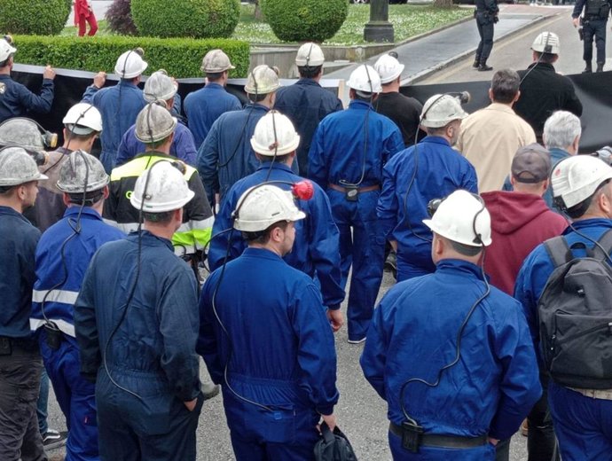 Protesta en Oviedo de los trabajadores de TyC Narcea en defensa de la actividad de la mina de Vega de Rengos, que fue paralizada por el Principado el pasado mes de abril.