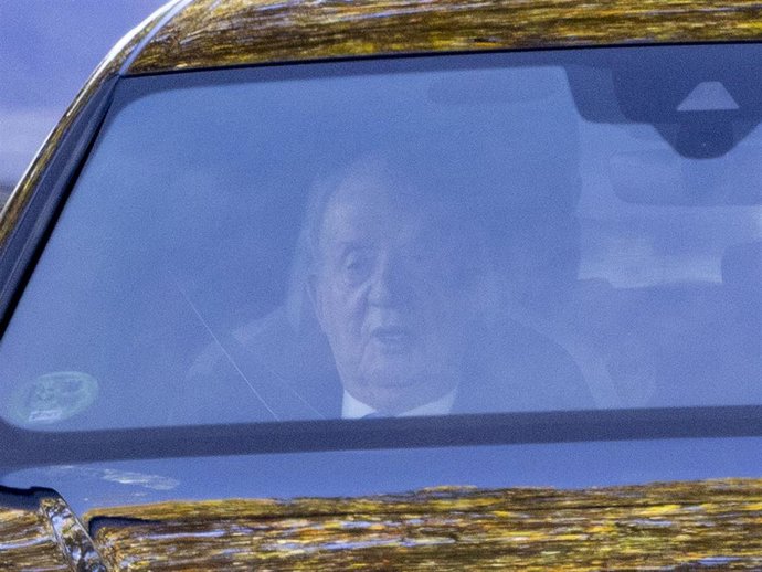 El rey Juan Carlos abandona Barajas, a 22 de noviembre de 2025, en Madrid (España).