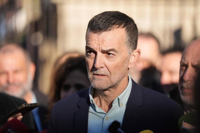 El coordinador federal de Izquierda Unida (IU) atiende a los medios en una imagen de archivo