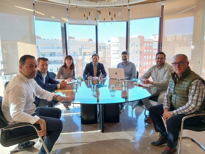 La delegada territorial de Fomento, Articulación del Territorio y Vivienda, Dolores Martínez, junto al director gerente del Consorcio de Transporte Metropolitano del Área de Almería, Luis Miguel Carmona; y los alcaldes de los municipios almerienses.