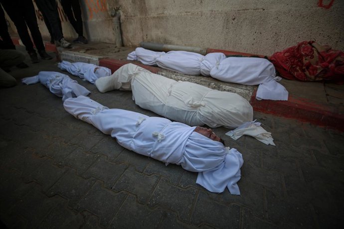 20 de novembro de 2025, Cidade de Gaza, Faixa de Gaza, Território Palestino: Palestinos realizam uma procissão fúnebre para os mártires, incluindo crianças, no Hospital Al-Shifa depois que vários ataques aéreos israelenses atingiram várias áreas da Cidade