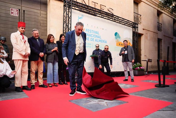 El actor John Rhys-Davies descubre su estrella en el Paseo de la Fama de Almería, donde es reconocido con el premio internacional 'Almería, tierra de cine'. 