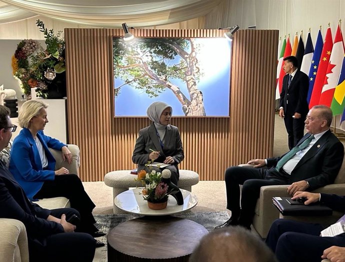 Ursula von der Leyen y Recep Tayyip Erdogan durante la cumbre del G20 en Johannesburgo (Sudáfrica)