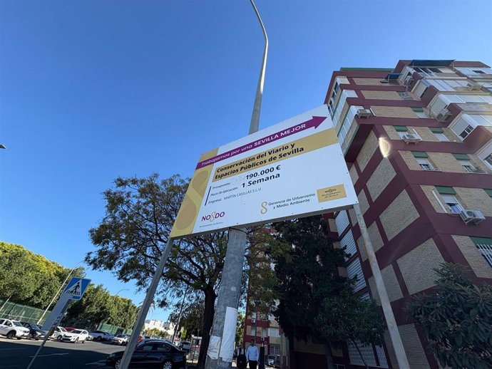 Señal de obras de reasfaltado en la avenida de La Montería, en Cerro-Amate.