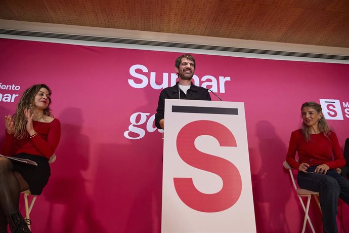 La vicepresidenta segunda, Yolanda Díaz (d), el ministro de Cultura, Ernest Urtasun (c), y la coordinadora de Sumar, Lara Hernández (i), durante la conferencia política de Sumar en Madrid, a 22 de noviembre de 2025, en Madrid (España).
